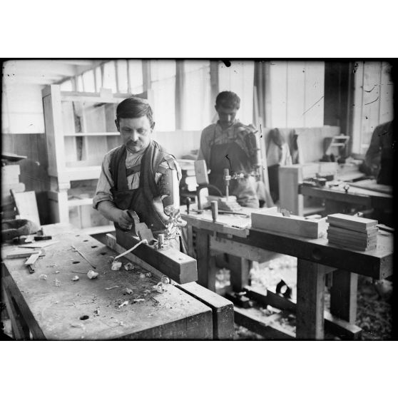 Paris. Rue de la Durance. Ecole professionnelle pour mutilés. Atelier de menuiserie. Amputé au travail. [légende d'origine]