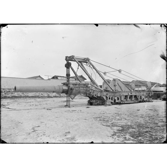 Arsenal de Mailly. Canon de 240 mm à tir rapide soulevé par une grue pour être posé sur l'affut. [légende d'origine]