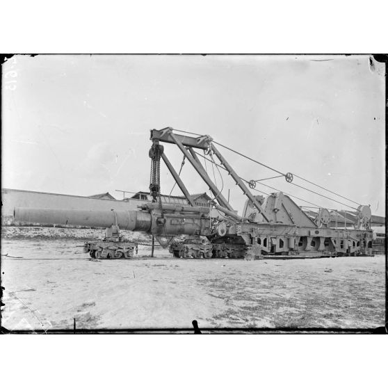 Arsenal de Mailly. Le canon de 240 mm TR est porté par des wagonnets qu'il va abandonner pour être transporté par une grue sur son affût. [légende d'origine]