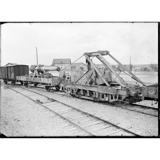 Arsenal de Mailly. Canon de 240 mm TR et son train (le fourgon à munitions, le canon, la plateforme avec affût). [légende d'origine]