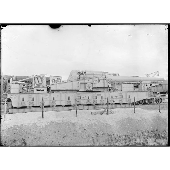 Arsenal de Mailly. Canon de 305 mm sur chassis vu de profil. [légende d'origine]