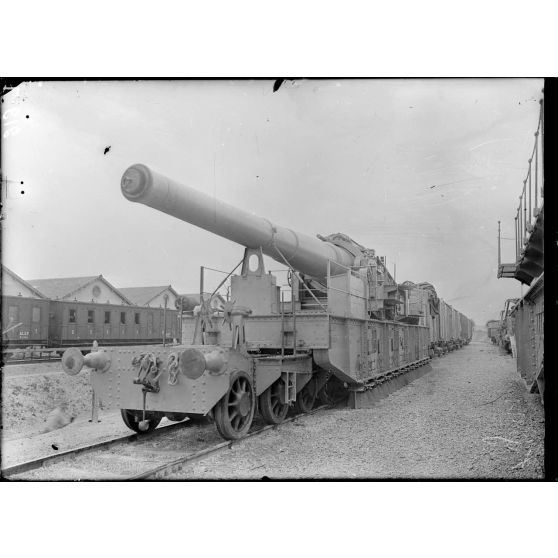 Arsenal de Mailly. Canon de 305 mm vue de face. [légende d'origine]