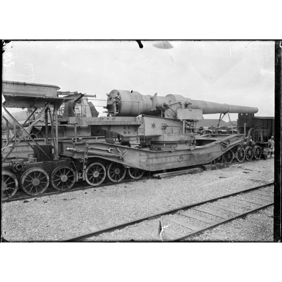 Arsenal de Mailly. Canon de 305 mm sur berceau. [légende d'origine]