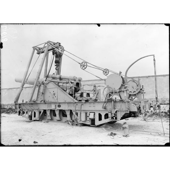 Arsenal de Mailly. Canon de 240 mm TR posé sur son affût et près à tirer. ; Arsenal de Mailly. [légende d'origine]