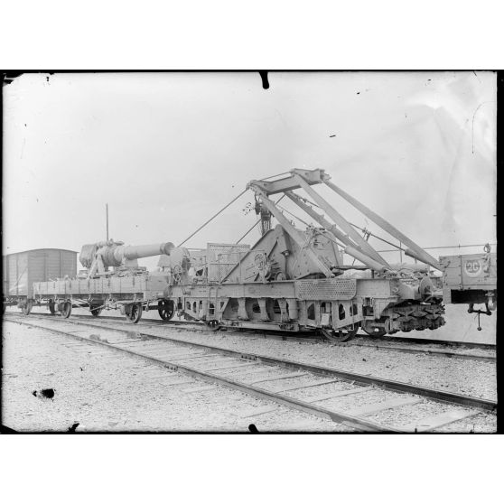 Arsenal de Mailly. Canon de 250 TR et son train. [légende d'origine]