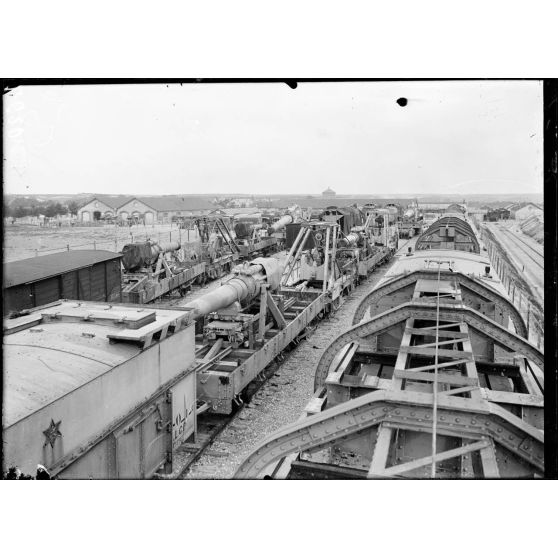 Arsenal de Mailly. Vue d'ensemble des trains d'artillerie lourde à grande puissance. [légende d'origine]