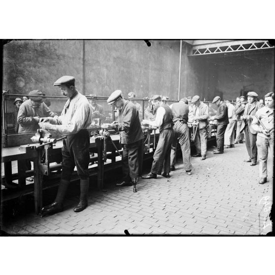 Atelier de rééducation des mutilés de guerre, 51 rue des Epinettes. Le travail des métaux. [légende d'origine]