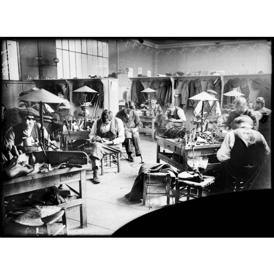 Atelier de rééducation des mutilés de guerre, 51 rue des Epinettes. Atelier des cordonniers. [légende d'origine]