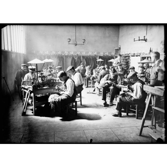 Atelier de rééducation des mutilés de guerre, 51 rue des Epinettes. Atelier des cordonniers. [légende d'origine]