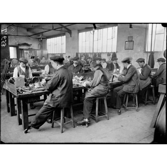 Atelier de rééducation des mutilés de guerre, 51 rue des Epinettes. Atelier des ferblantiers. [légende d'origine]