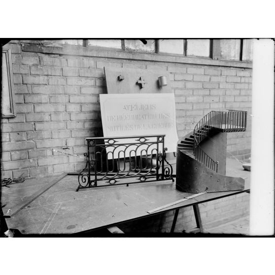 Atelier de rééducation des mutilés de guerre, 51 rue des Epinettes. Différents objets fabriqués par les mutilés. [légende d'origine]