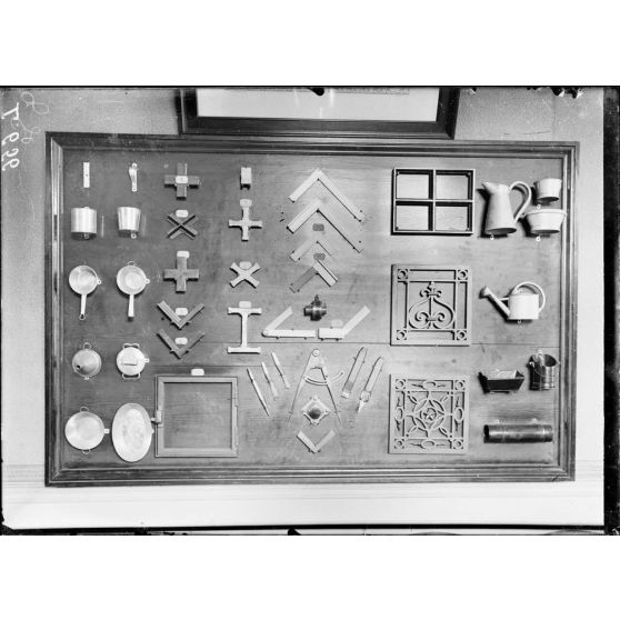 Atelier de rééducation des mutilés de guerre, 51 rue des Epinettes. Différents objets fabriqués par les mutilés. [légende d'origine]