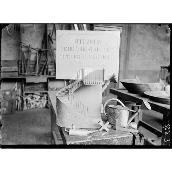 Atelier de rééducation des mutilés de guerre, 51 rue des Epinettes. Différents objets fabriqués par les mutilés. [légende d'origine]