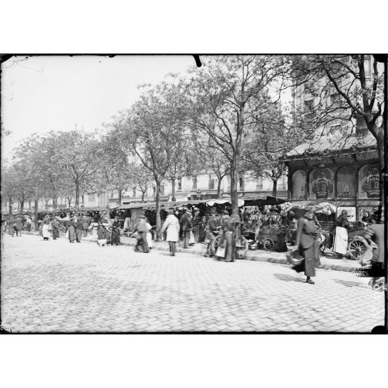 Paris. Le marché du boulevard Edgar Quinet. [légende d'origine]