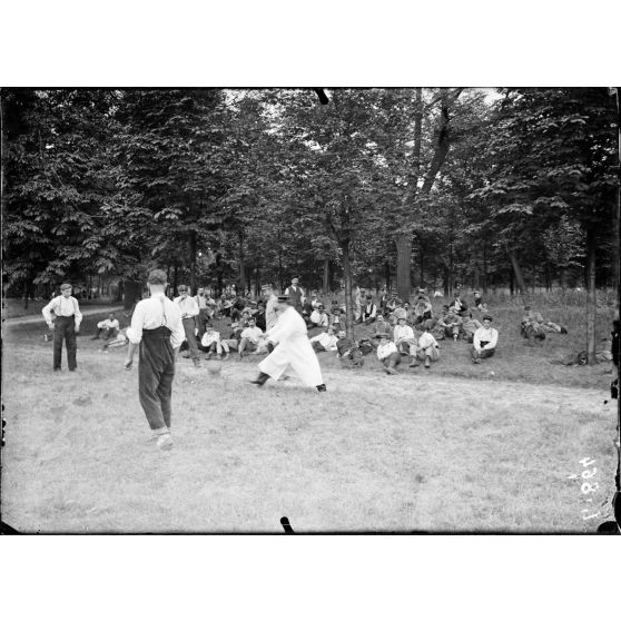 Saint-Maurice (Seine). Hôpital militaire n°5 bis. Dans le parc de l'hôpital, partie de football par les convalescents. [légende d'origine]