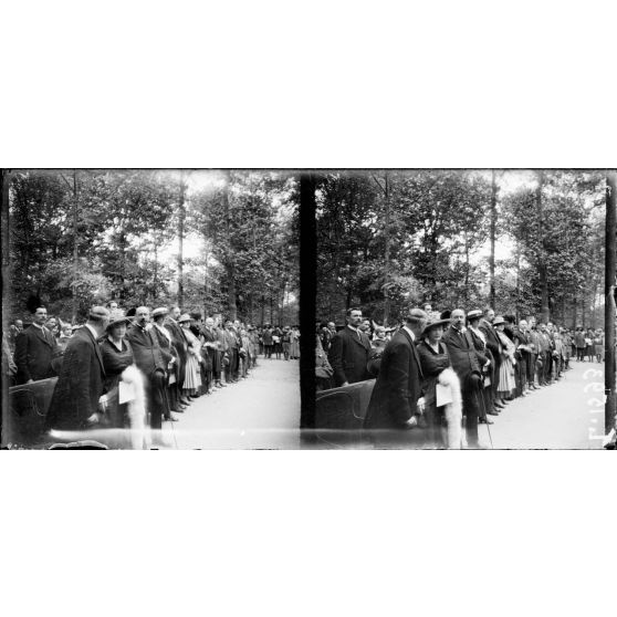 Paris. La Musique royale serbe aux Tuileries. [légende d'origine]