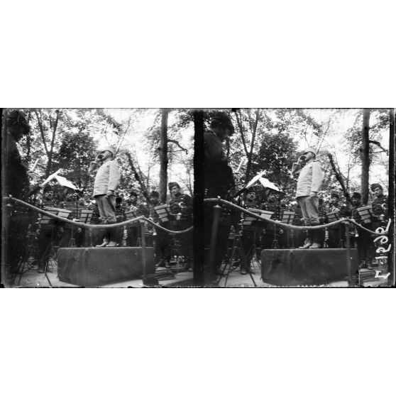 Paris. La Musique royale serbe aux Tuileries. Les musiciens. [légende d'origine]