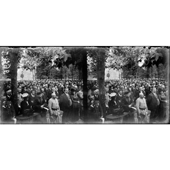 Paris. La Musique royale serbe aux Tuileries. L'hymne national. [légende d'origine]