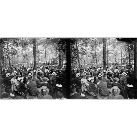 Paris. La Musique royale serbe aux Tuileries. L'assistance. [légende d'origine]