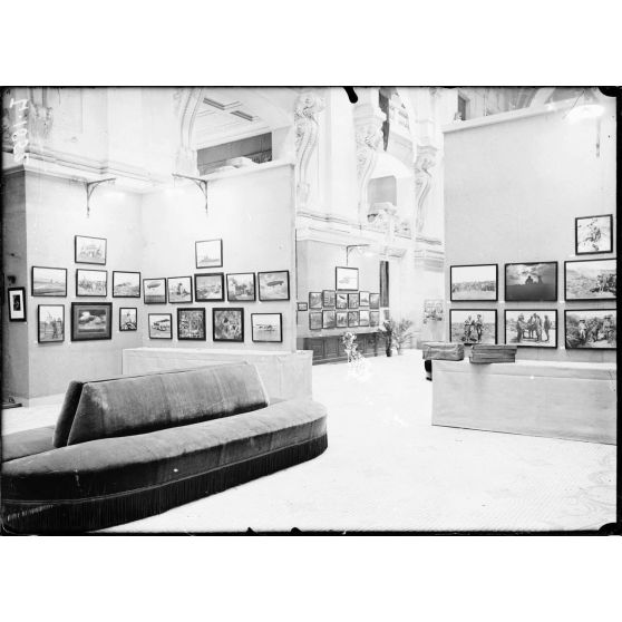 Paris. Louvre. Pavillon de Marsan. Exposition des photographies de guerre prises par les armées alliées. [légende d'origine]