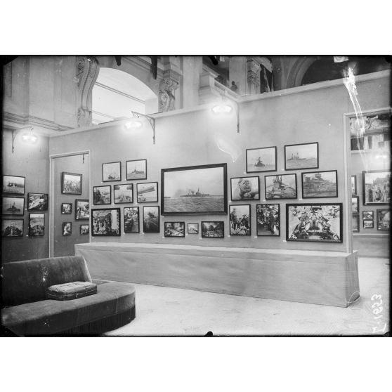 Paris. Louvre. Pavillon de Marsan. Exposition des photographies de guerre prises par les armées alliées. [légende d'origine]