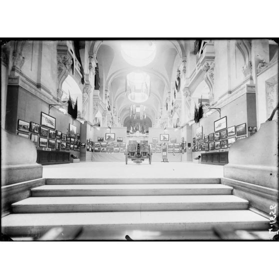 Paris. Louvre. Pavillon de Marsan. Exposition des photographies de guerre prises par les armées alliées. [légende d'origine]