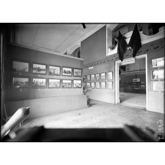 Paris. Louvre. Pavillon de Marsan. Exposition des photographies de guerre prises par les armées alliées. [légende d'origine]