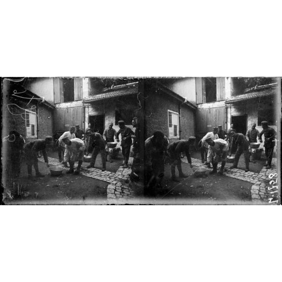 Nîmes (Gard). Prisonniers bulgares. Une corvée. [légende d'origine]
