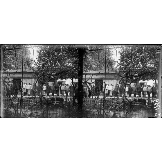 Nîmes (Gard). Le rassemblement. [légende d'origine]