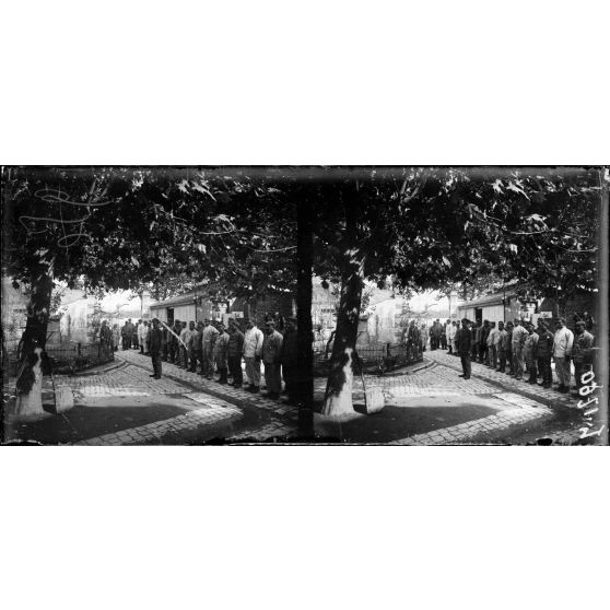 Nîmes (Gard). Le rassemblement. [légende d'origine]