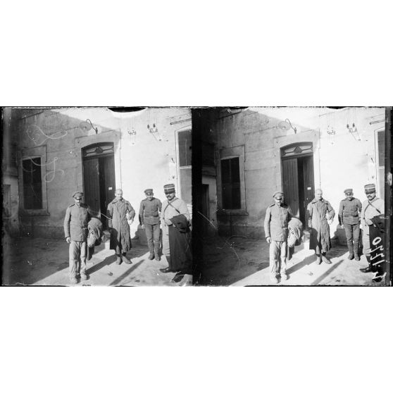 Nîmes (Gard). Arrivée de prisonniers. [légende d'origine]