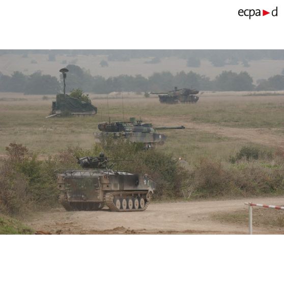 Un AMX-10 P et deux chars Leclerc manoeuvrent près d'un M-113 radar de l'armée belge lors de la présentation de matériel de l'armée de Terre à Mourmelon.