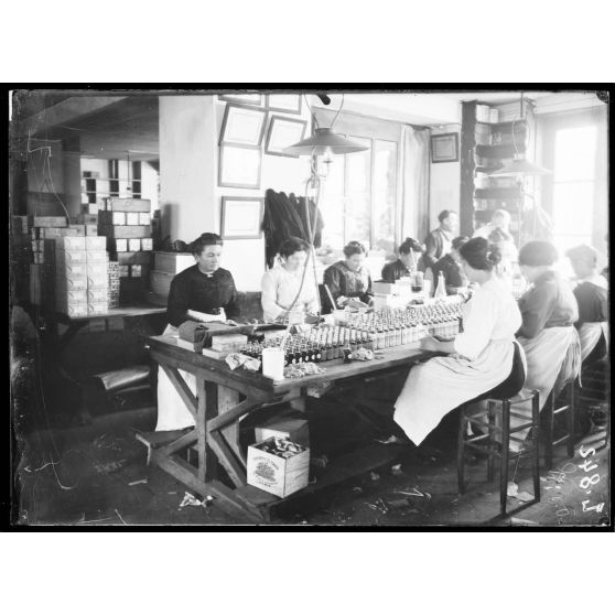 Pantin. Parfumerie Pinaud. 59 rue de Paris. Mise en flacon des pafums. [légende d'origine]