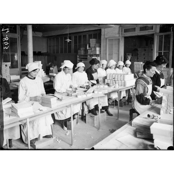 Pantin. Parfumerie Pinaud. 59 rue de Paris. Emballage des boîtes de poudre de riz Ixora. [légende d'origine]