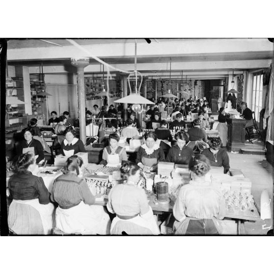 Pantin. Parfumerie Pinaud. 59 rue de Paris. Un atelier de confection des parfums. [légende d'origine]