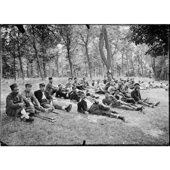 Saint-Maurice (Seine). Hôpital militaire n°5 bis. Amputés étendus sur la pelouse, assistant à la partie de football. [légende d'origine]