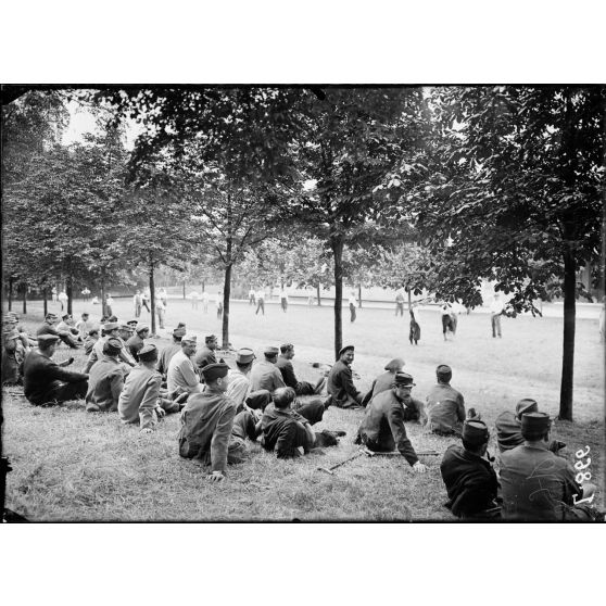 Saint-Maurice (Seine). Hôpital militaire n°5 bis. Amputés étendus sur la pelouse, assistant à la partie de football. [légende d'origine]