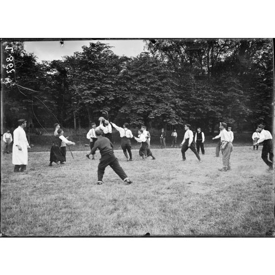 Saint-Maurice (Seine). Hôpital militaire n°5 bis. Partie de football par les convalescents. [légende d'origine]
