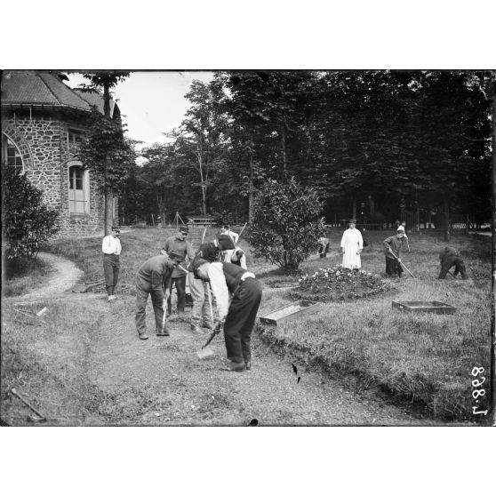 Saint-Maurice (Seine). Hôpital militaire n°5 bis. Dans le parc de l'hôpital, convalescents s'employant à des travaux de jardinage. [légende d'origine]