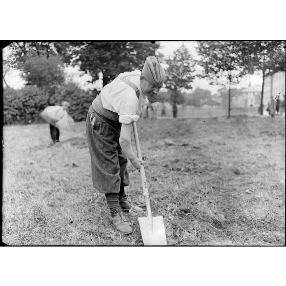 Saint-Maurice (Seine). Hôpital militaire n°5 bis. Blessé du bras droit s'exerçant au maniement de la bêche. [légende d'origine]