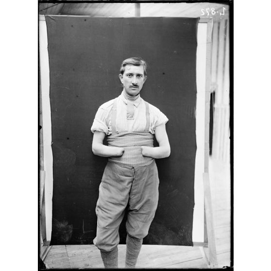 Saint-Maurice (Seine). Hôpital militaire n°5 bis. Soldat Robin amputé des deux mains. [légende d'origine]