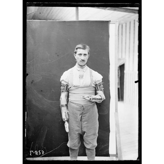 Saint-Maurice (Seine). Hôpital militaire n°5 bis. Soldat Robin muni de bras artificiels. [légende d'origine]