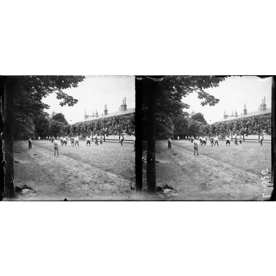 Saint-Maurice (Seine). Hôpital militaire n°5 bis. Partie de football par des convalescents. [légende d'origine]