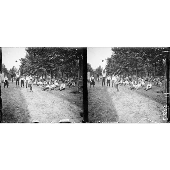 Saint-Maurice (Seine). Hôpital militaire n°5 bis. Partie de football par des convalescents. [légende d'origine]