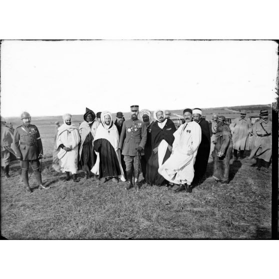 Camp de Mailly. Visite de la Mission Musulmane. La Mission et le général Gouraud assistent à la manoeuvre. [légende d'origine]