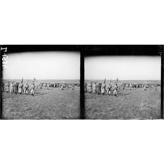 Camp de Mailly. Visite de la Mission Musulmane. Remise de décorations. Les drapeaux. [légende d'origine]