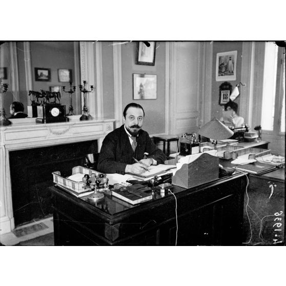 Portrait. Mr Dibbie. Officier d'administration. Maison de la presse. [légende d'origine]