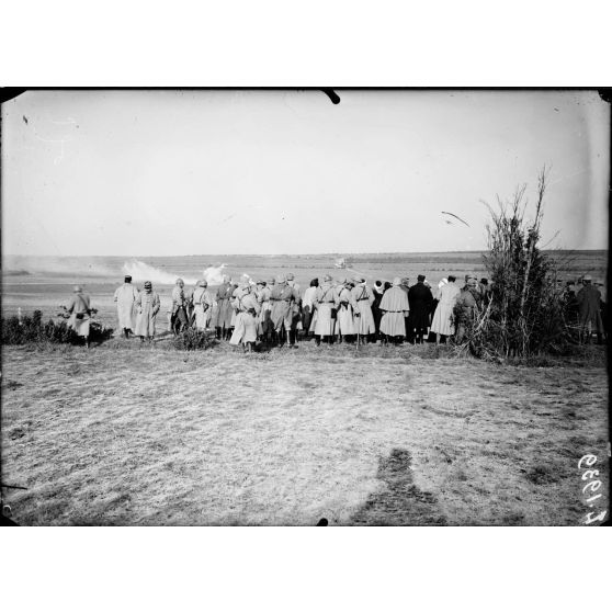 Camp de Mailly. Exercice de lancement de grenades. [légende d'origine]