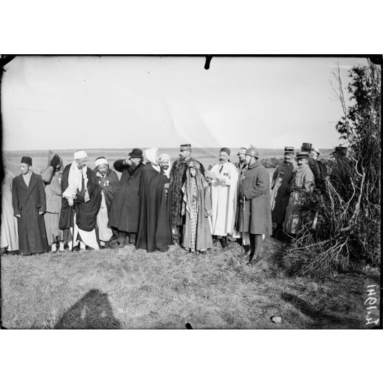 Camp de Mailly. Pendant la manoeuvre. Le général Gouraud et la Mission Musulmane. [légende d'origine]