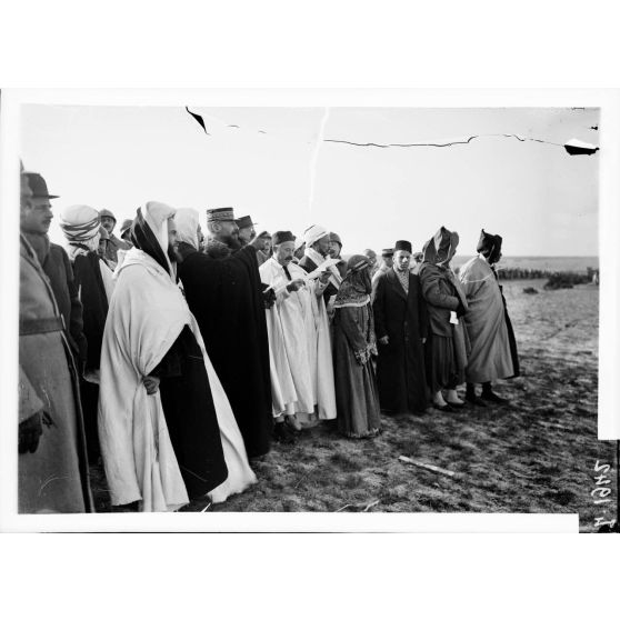 Camp de Mailly. Visite de la Mission Musulmane. Le défilé des troupes après la revue. [légende d'origine]